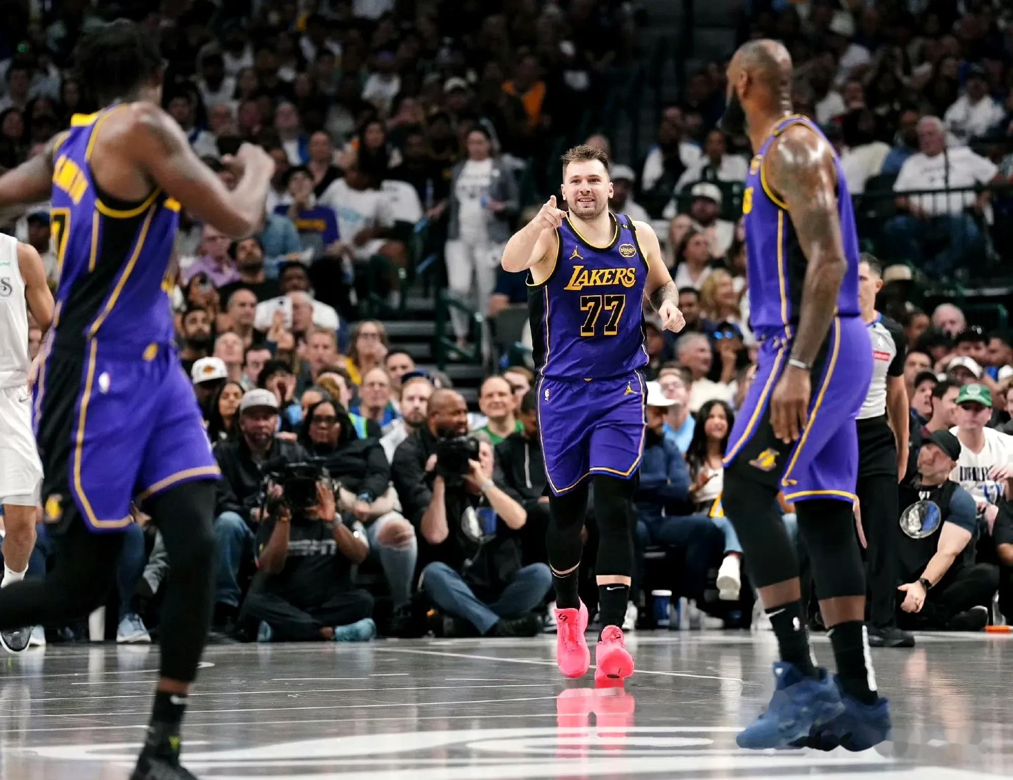 九游App-包含东契奇焦点对战，费德勒与50激战拜仁分钟，战术调整胜负难料！的词条